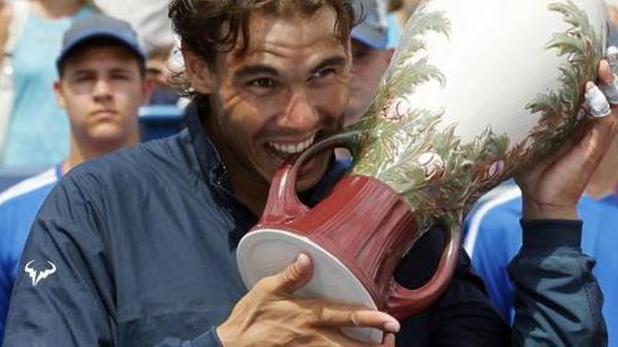 Rafael Nadal beißt gerne in die Trophäen.