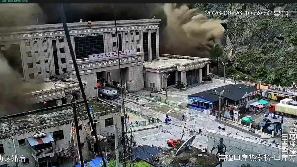 El momento en el que una riada arrasa con todo a su pasa por Nepal
