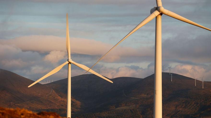 Dos aerogeneradores de un parque eólico en Galicia. |  Carlos Castro/Europa Press