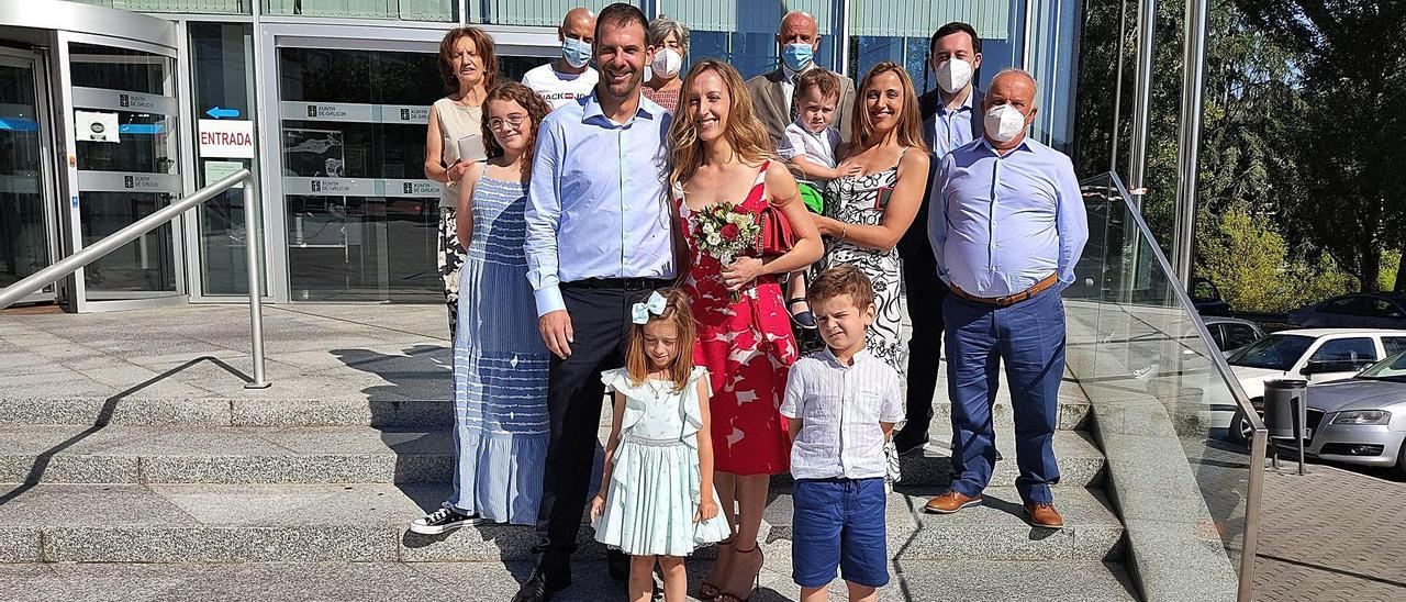 Lourdes e Ismael, junto a sus familiares, antes de contraer matrimonio este viernes en el juzgado de Ourense. // F. CASANOVA