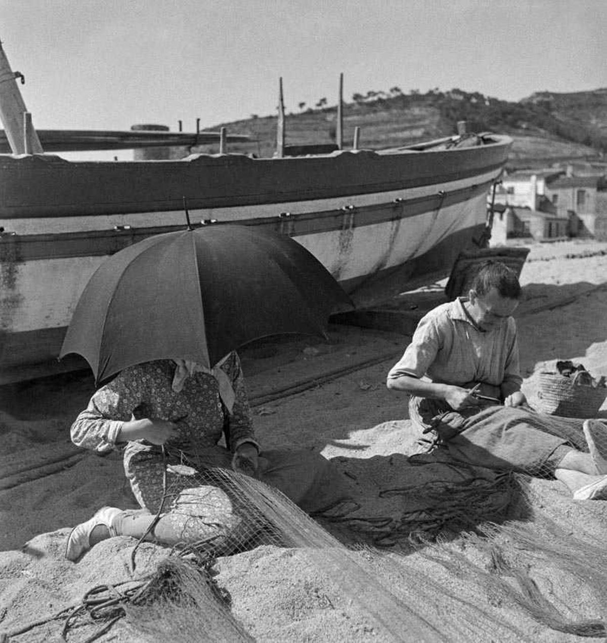 'Remendadores a la sombra de una barca en la Playa Gran de Tossa de Mar' (1933).
