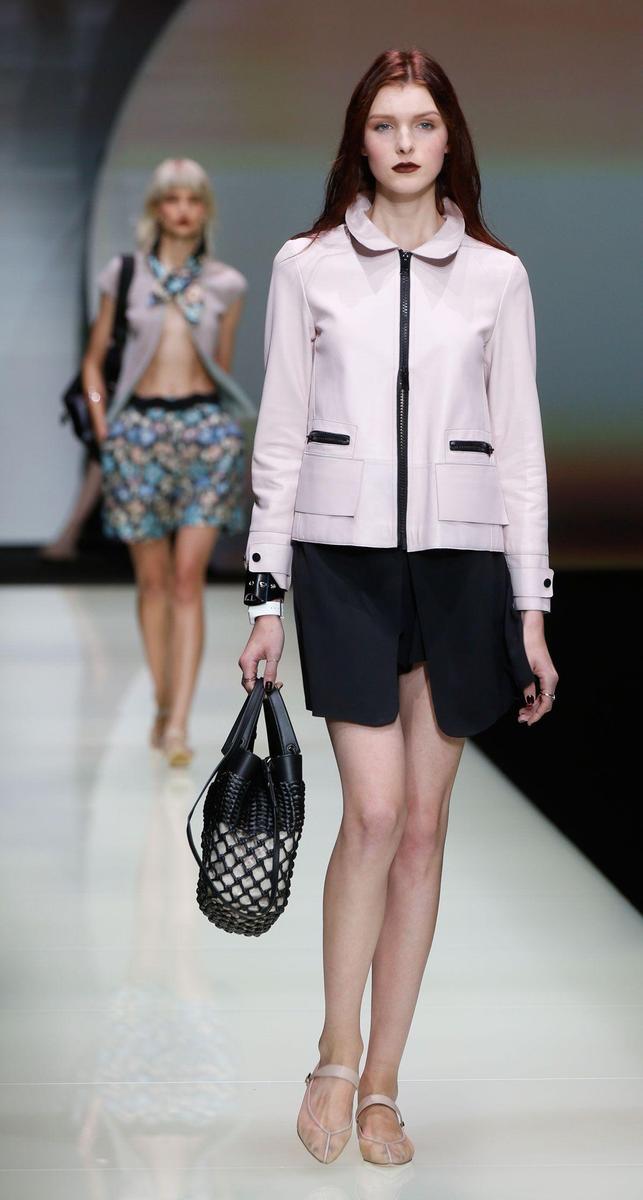 MFW: Emporio Armani Primavera/Verano 2016, traje rosa y negro