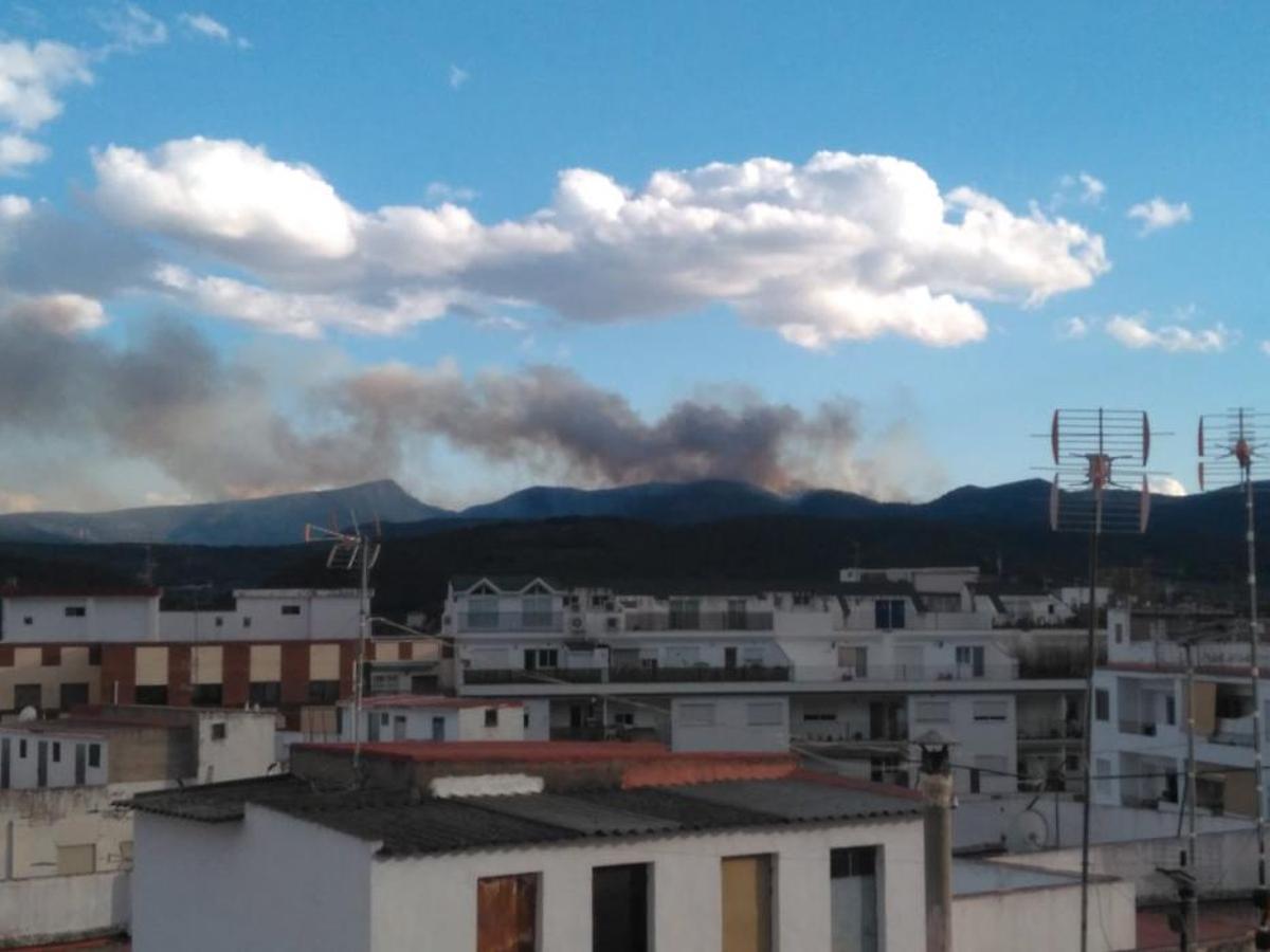 Un incendio amenaza la Calderona en Gátova