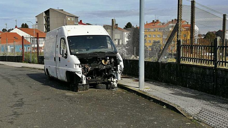 Reclaman la retirada de la vía pública de coches abandonados