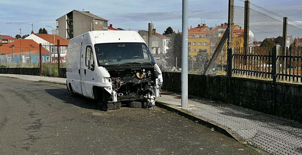 Reclaman la retirada de la vía pública de coches abandonados