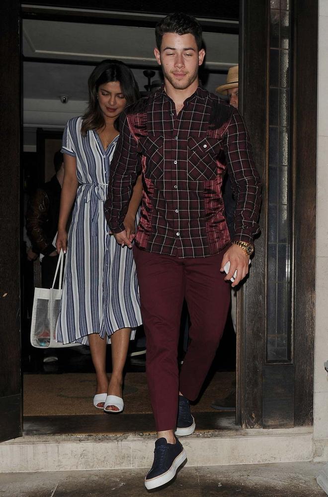 Priyanka Chopra y Nick Jonas salen de un restaurante en Londres