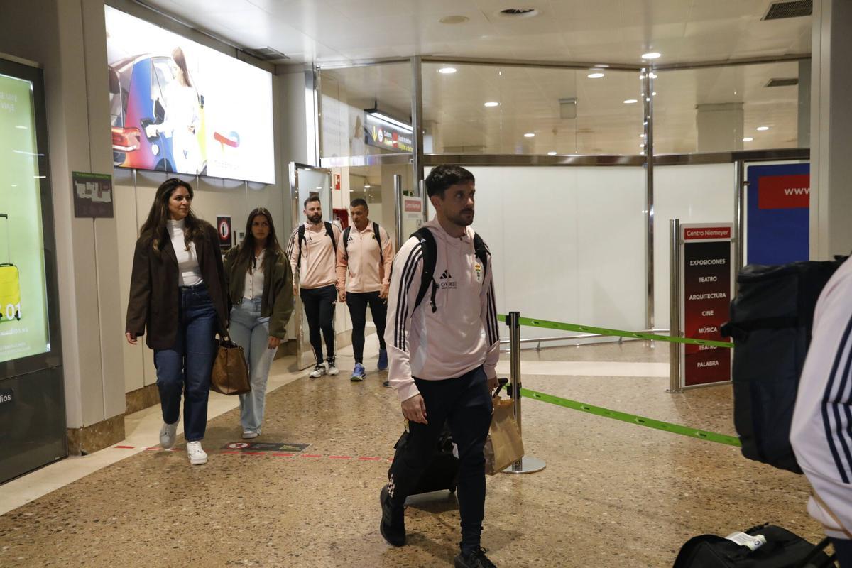 EN IMÁGENES: Así fue la llegada del Real Oviedo al aeropuerto de ...