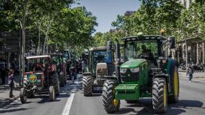 Tractores cortan la Gran Via de Barcelona delante de la Consellería de Acció Climàtica.