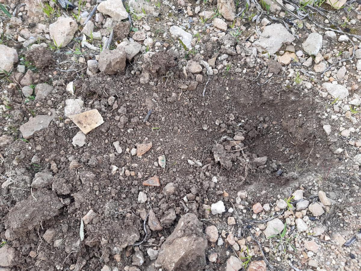 Un agujero en Son Antiquet rodeado de cerámica.