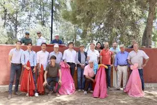 Aficionados taurinos de Alicante celebran por primera vez el Día Internacional de la Tauromaquia