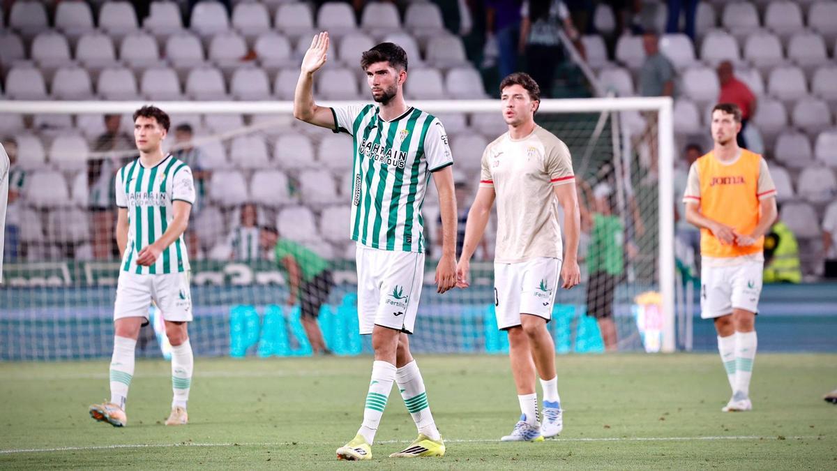 Theo Zidane, en el centro de la imagen, tras el encuentro ante el Huesca en El Arcángel, el último de la pasada temporada.