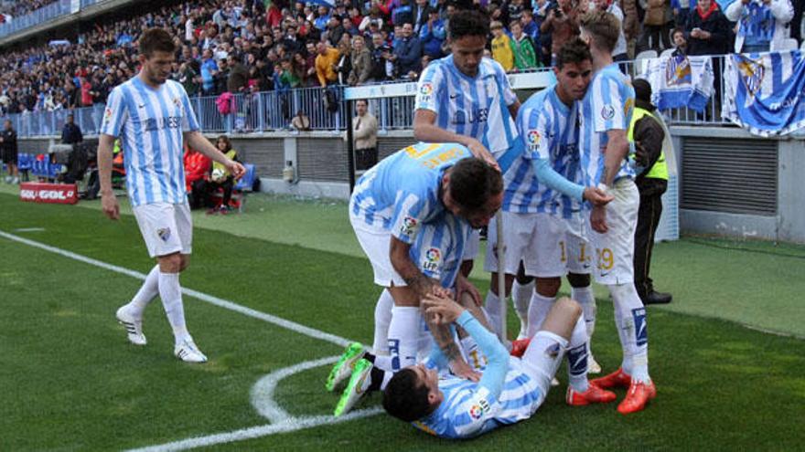 Los jugadores del Málaga CF celebran en un córner el primer gol del domingo contra el Córdoba, obra de Juanmi.