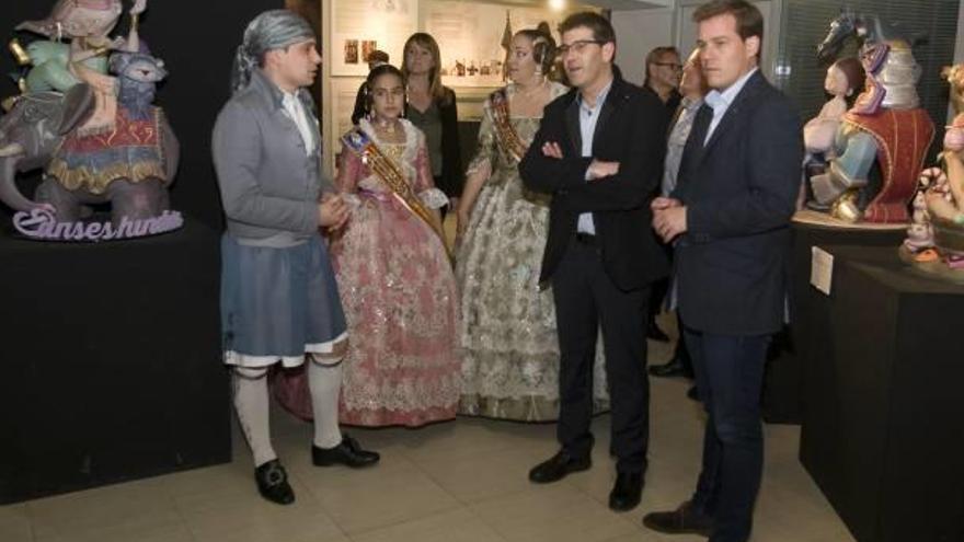 Jorge Rodríguez, Roger Cerdà, y Jesús González, presidente de la JLF, con las falleras mayores, ayer en la visita al Museu Faller.