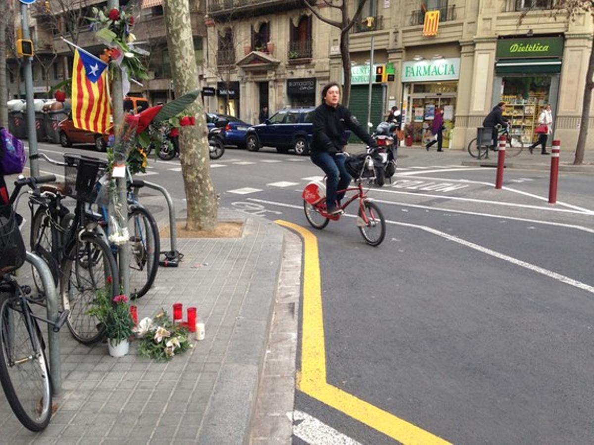 Flores, velas y una ’estelada’ en el lugar donde atropellaron a Muriel Casals, esta mañana, en la confluencia entre las calles Urgell y Provença.