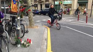 Flores, velas y una ’estelada’ en el lugar donde atropellaron a Muriel Casals, esta mañana, en la confluencia entre las calles Urgell y Provença.