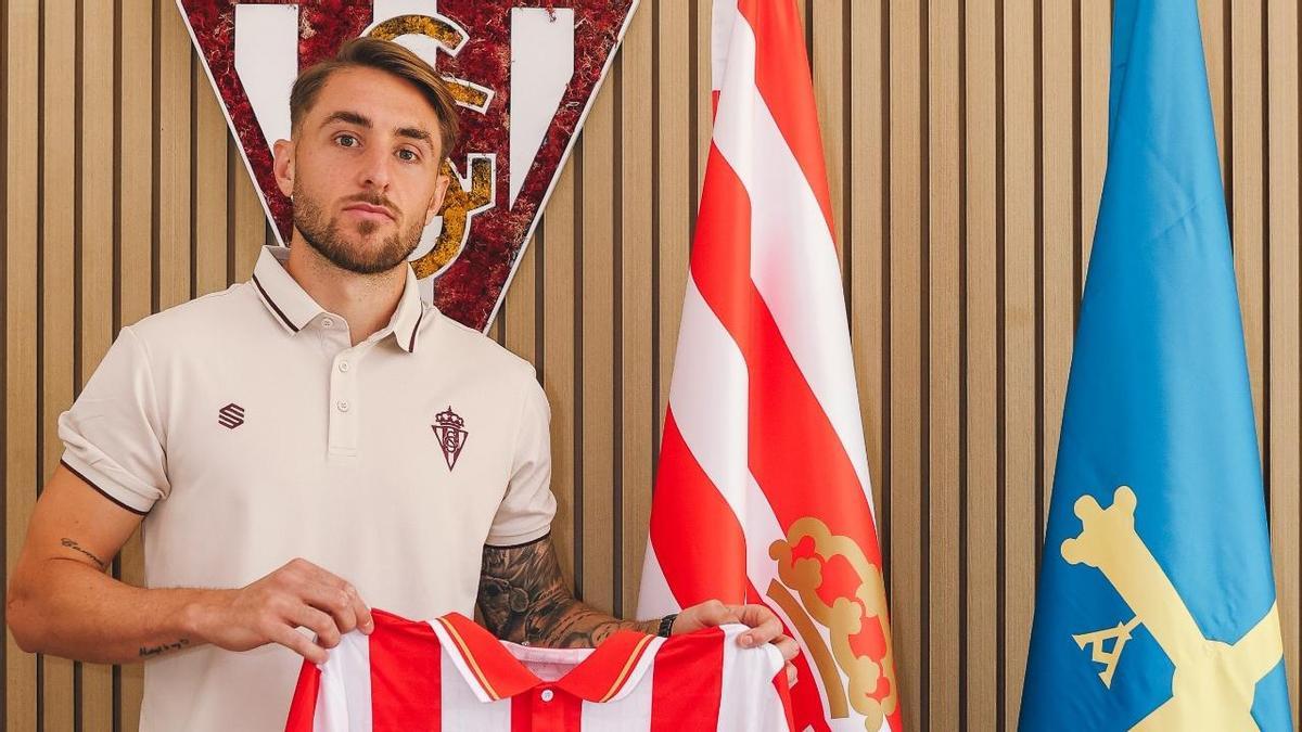 Antonio Casas ya posa con la camiseta del Sporting de Gijón.