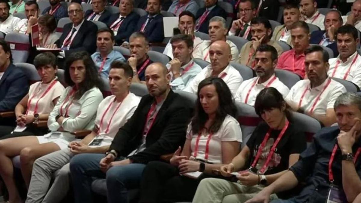 Sonia Bermúdez, en primera fila junto a la izquierda, junto a Tomé y el resto del staff de Vilda.