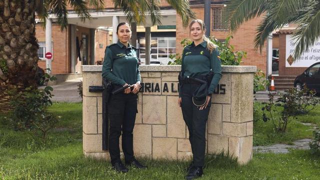 Mª Isabel Álvarez, guardia civil del Equipo VioGén (izquierda) junto a su hija Silvia P. Álvarez, agente en prácticas en el puesto de Fermoselle, en el patio de armas de la Comandancia.  | ALBA PRIETO
