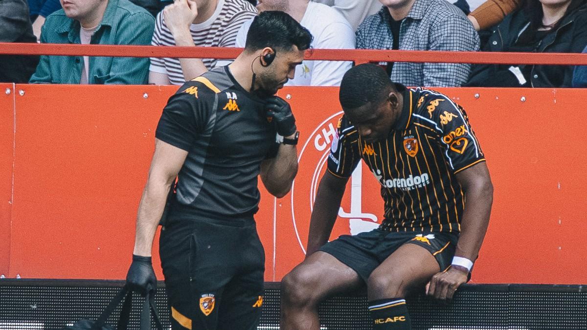 El jugador del Hull City, Eliot Matazo, tras caer de nuevo lesionado