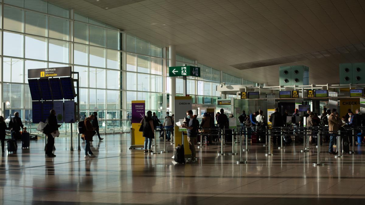 Diversos passatgers a l&#039;Aeroport del Prat