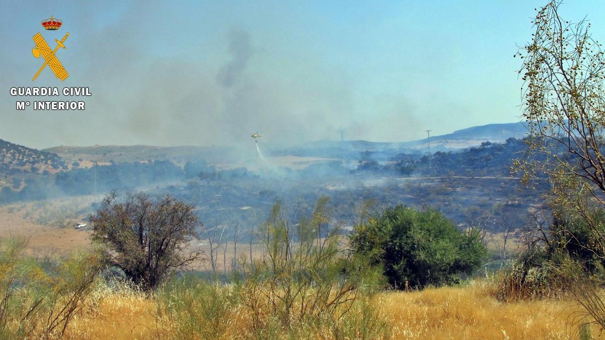 Un helicóptero y medios terrestres durante la extinción del incendio el pasado 13 de julio en Fuente del Maestre.