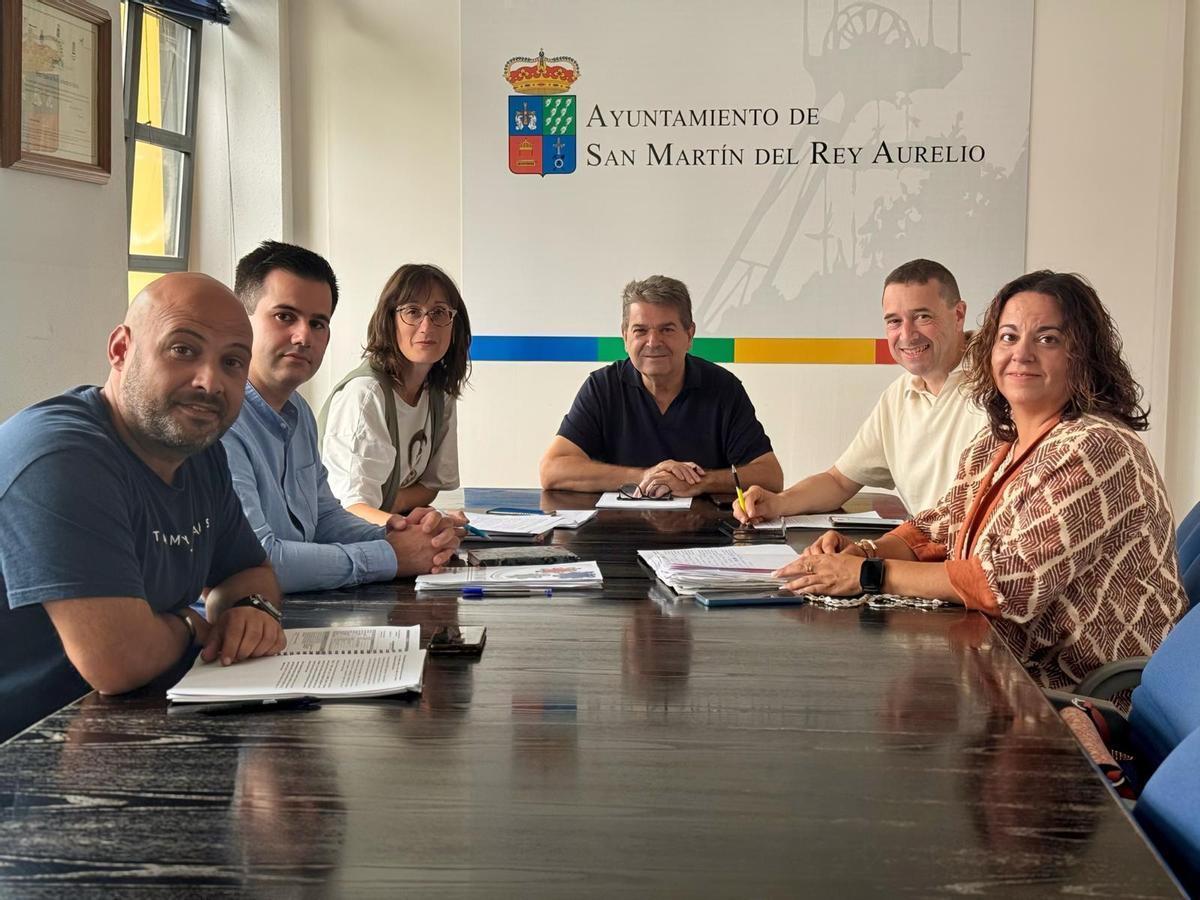 Ardines, en el centro, y Jonathan García, segundo por la derecha, en una reunión de los grupos municipales del PSOE, IU y Arranca San Martín