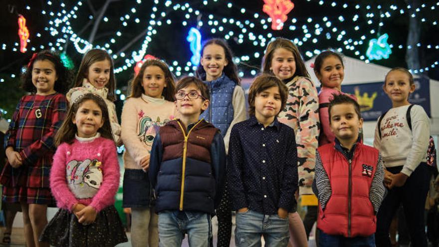 Los niños de entre 5 y 11 años, hijos de algunos de los compañeros de este periódico, posan en la plaza del Príncipe.