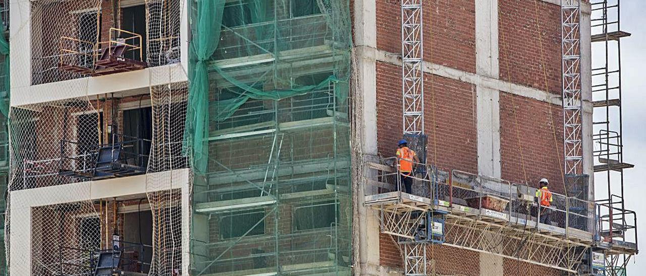 Imagen de operarios trabajando en un edificio en construcción en la provincia.