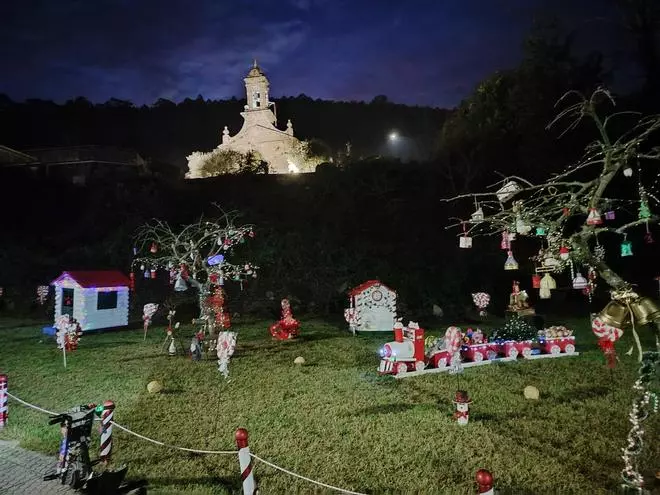 Vecinos de la calle Ramón Bares, en Bueu, realizan una instalación navideña en la zona verde de la Fonte do Cura
