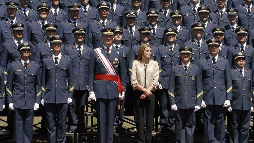 Los reyes posan con los recién nombrados sargentos, ayer en el acto de entrega de reales despachos.