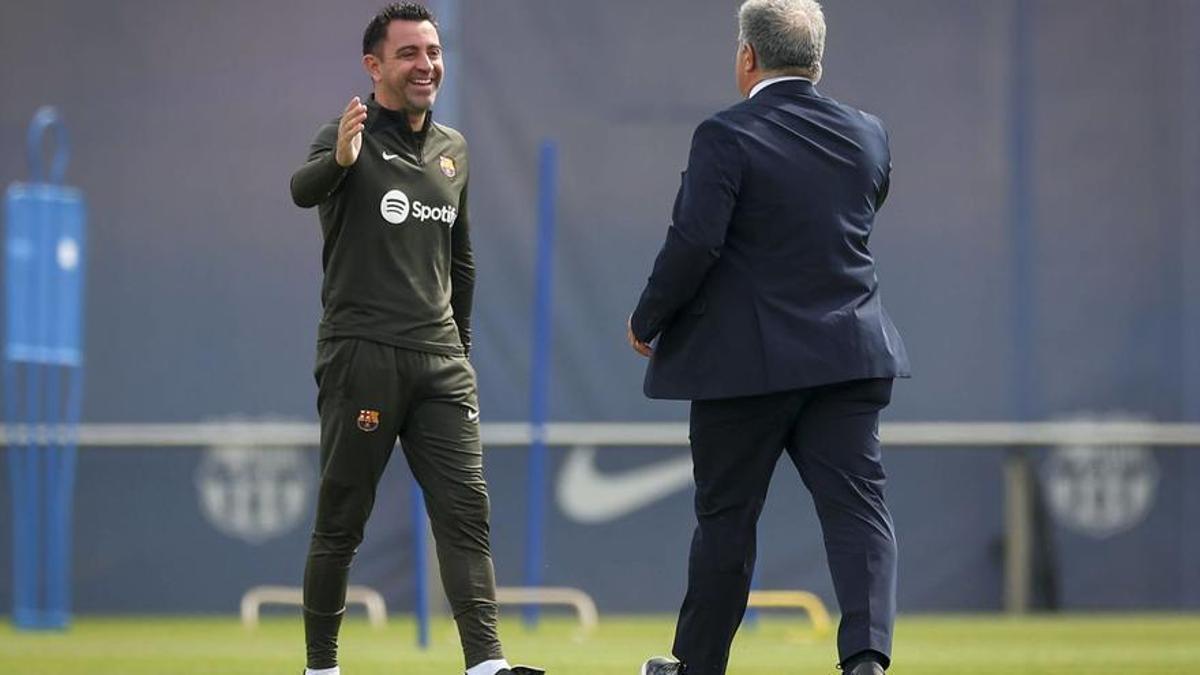Laporta i Xavi se saluden en l’entrenament previ al partit de tornada de la Champions contra el PSG.