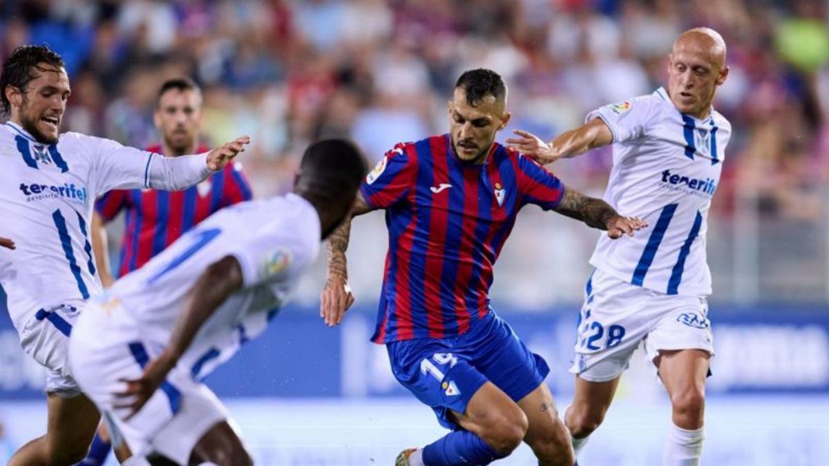 Stoichkov,  rodeado de jugadores blanquiazules.