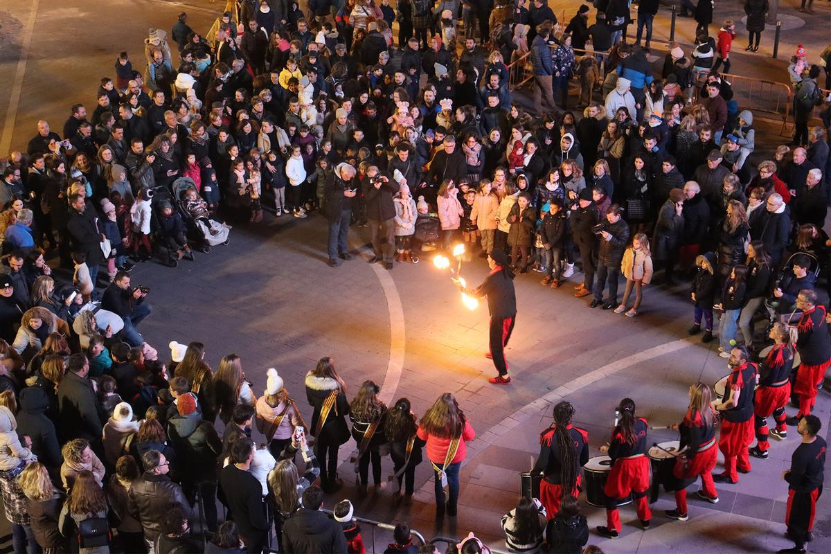 La plaza del Pla ha sido el escenario de un espectáculo circense con fuego y de la música en directo de Kolesteruel.