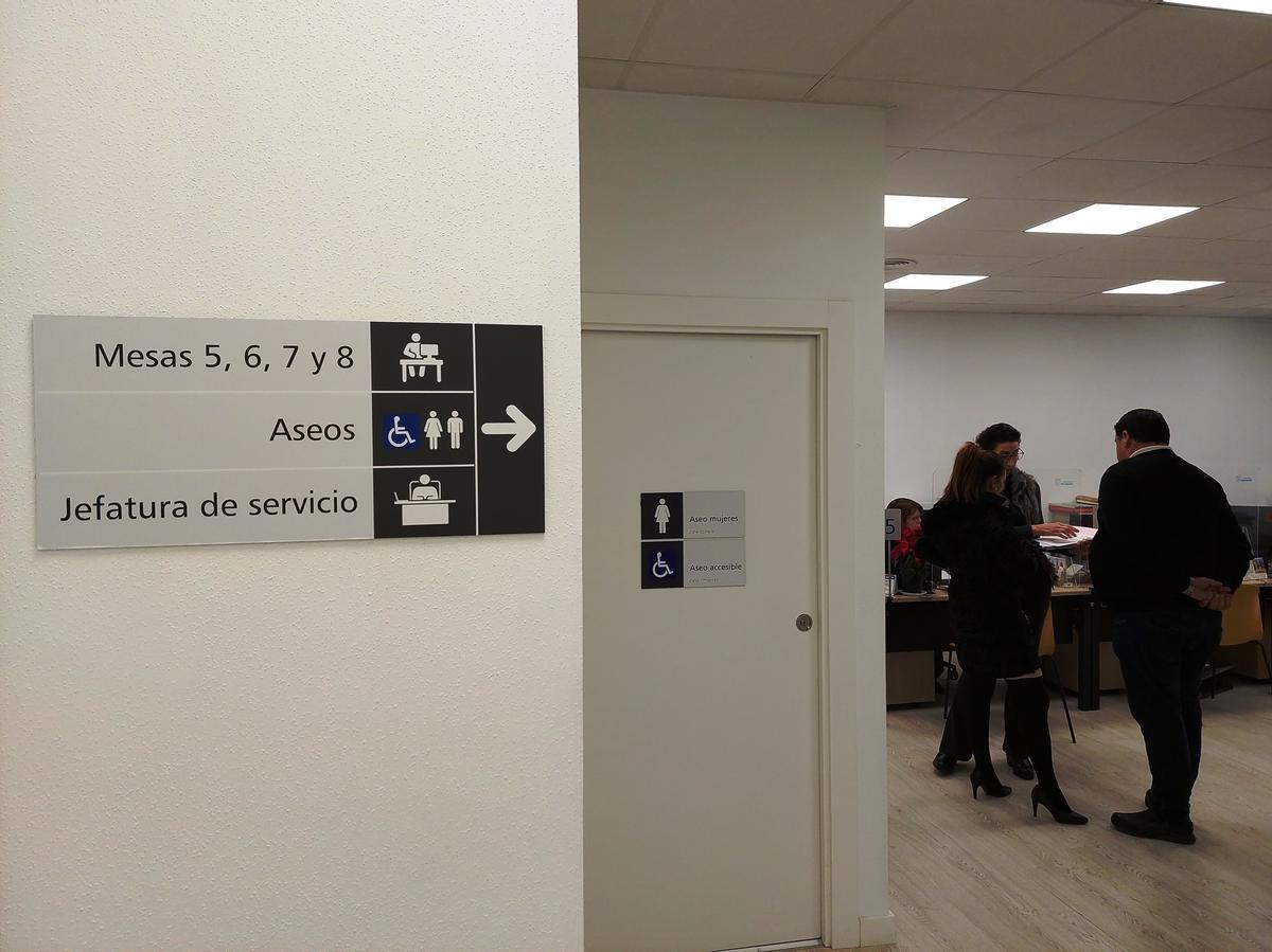 Una de las salas de la Oficina de Atención al Ciudadano de Alcantarilla con funcionarios.