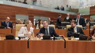 Baile de sillones en la Asamblea de Extremadura: nuevos diputados, cambio de papeles y bronca por la "prioridad nacional"