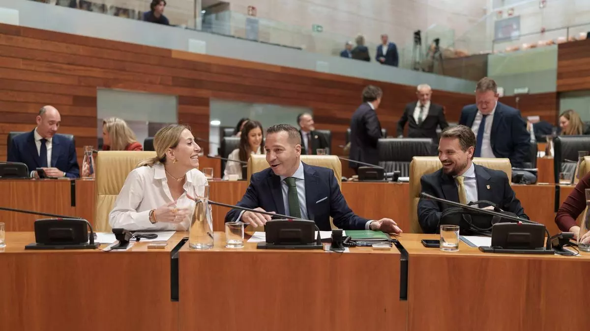 Baile de sillones en la Asamblea de Extremadura: nuevos diputados, cambio de papeles y bronca por la "prioridad nacional"