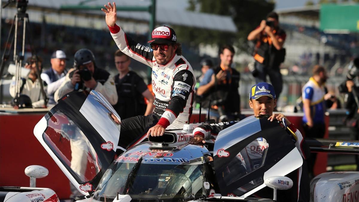 Fernando Alonso, celebrando su victoria en Silverstone.