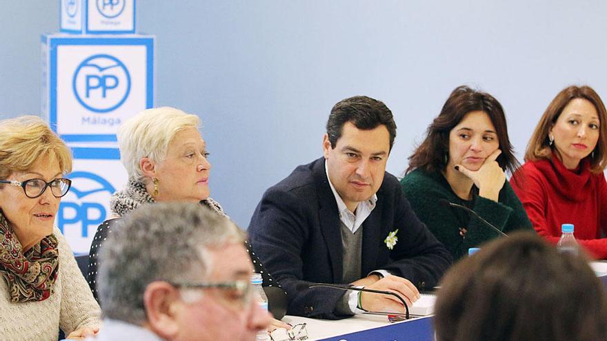 Reunión de Juanma Moreno con asociaciones de pacientes ayer en Málaga.