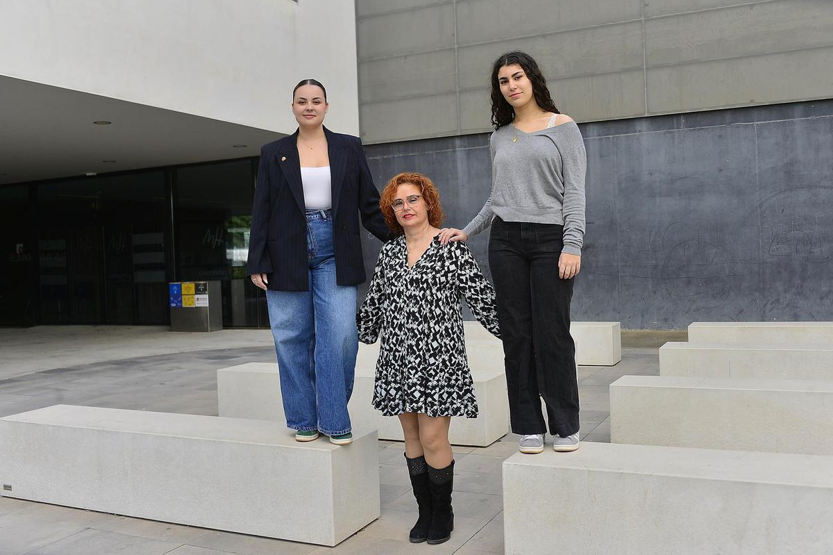 Inma Guerrero con sus hijas Lara y Emma Antón