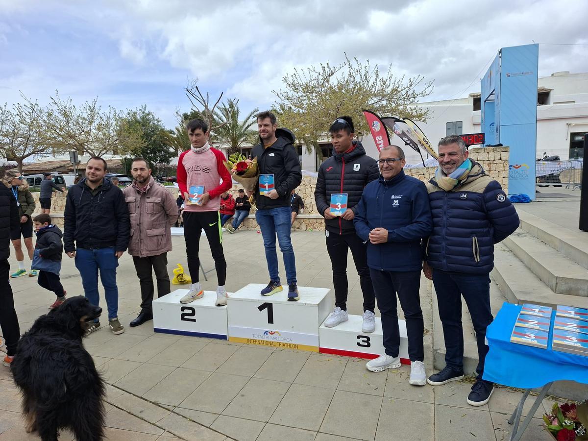 Uno de los podios de la TotalTri Mallorca posa con las autoridades.