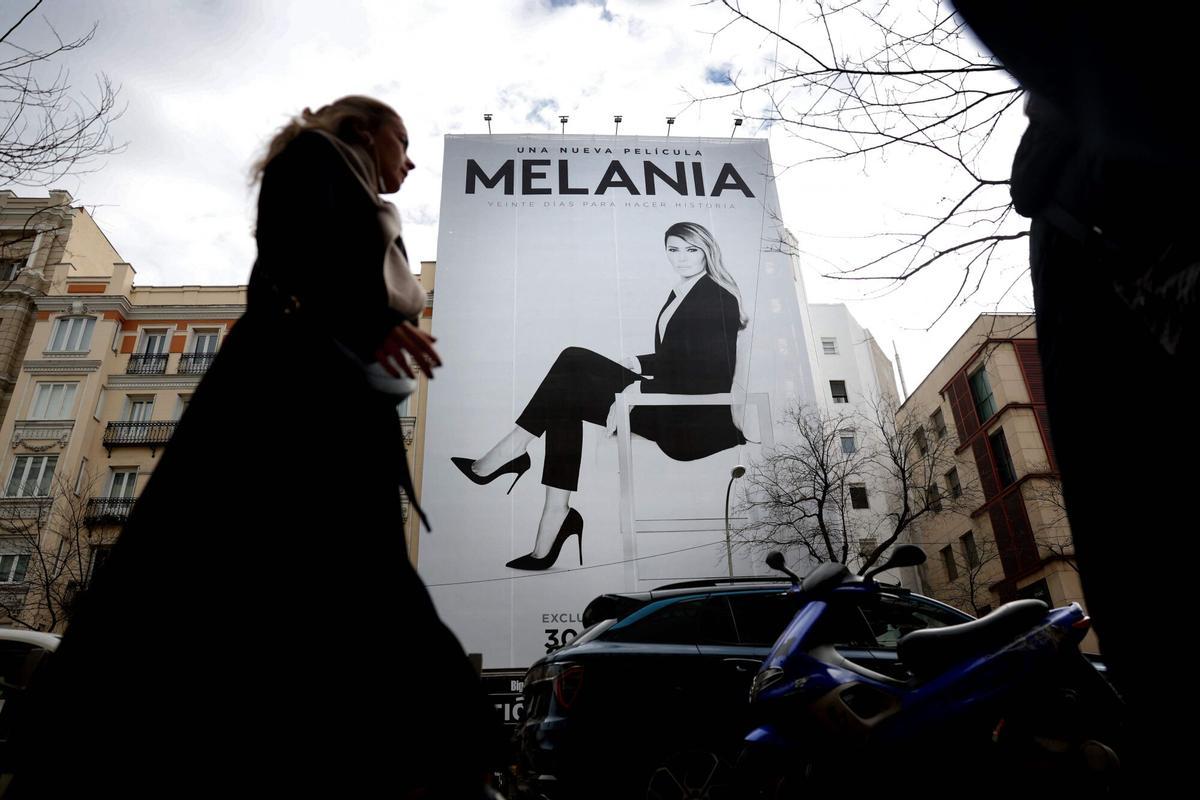 Un cartel promocional gigante del documental de Melania Trump en Madrid.