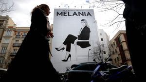Un cartel promocional gigante del documental de Melania Trump en Madrid. 