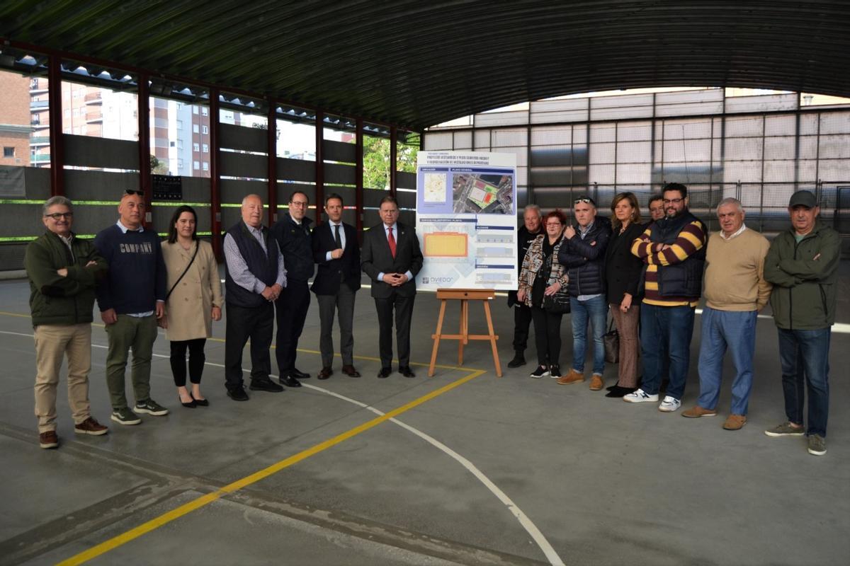 Alfredo Canteli y varios concejales y vecinos, durante su visita a la pista de hockey de La Corredoria en 2023.