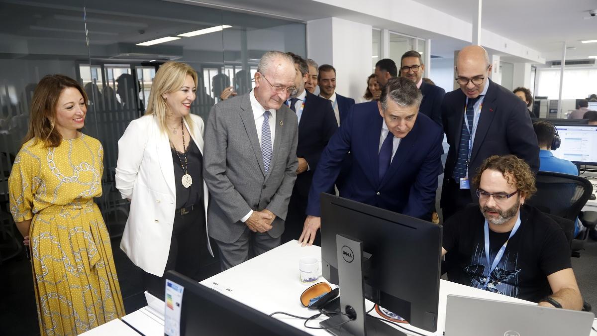 El consejero de la Presidencia Antonio Sanz; y la de Economía, Hacienda y Fondos Europeos, Carolina España, en la inauguración de la nueva sede de NTT Data.