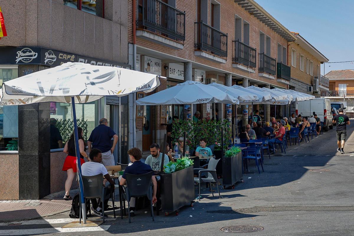 Una de las plazas de Navas del Rey, repleta de vecinos que retoman la rutina.
