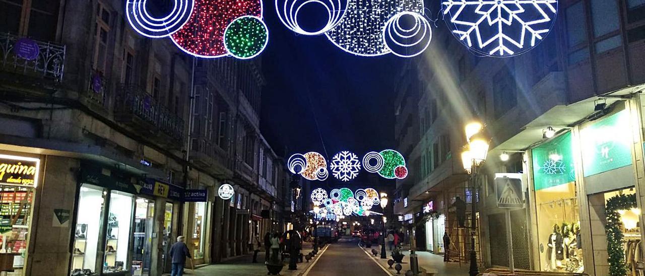 Diciembre se adelanta y enciende la Navidad en A Estrada. Aunque el alumbrado ornamental de Navidad no debía encenderse hasta este viernes, la llegada del mes de diciembre parece haber animado al espíritu navideño a brillar en las calles de la capital estradense. En la tarde de ayer la villa se iluminó, para sorpresa de los viandantes. El encendido estaba programado para el 4 de diciembre, acompañado del hilo musical en las calles y de la presentación de la campaña de Navidad del comercio local. | LD