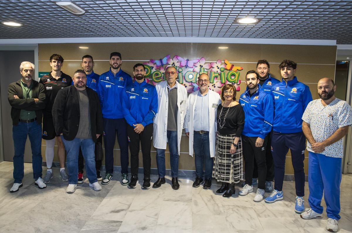 Parte de la plantilla del Fibwi Mallorca y los representantes de Coinbroker, en la visita a Son Espases.