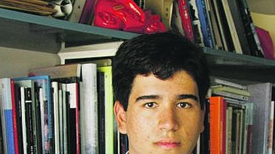 Pablo Álvarez, junto a una estantería llena de libros.