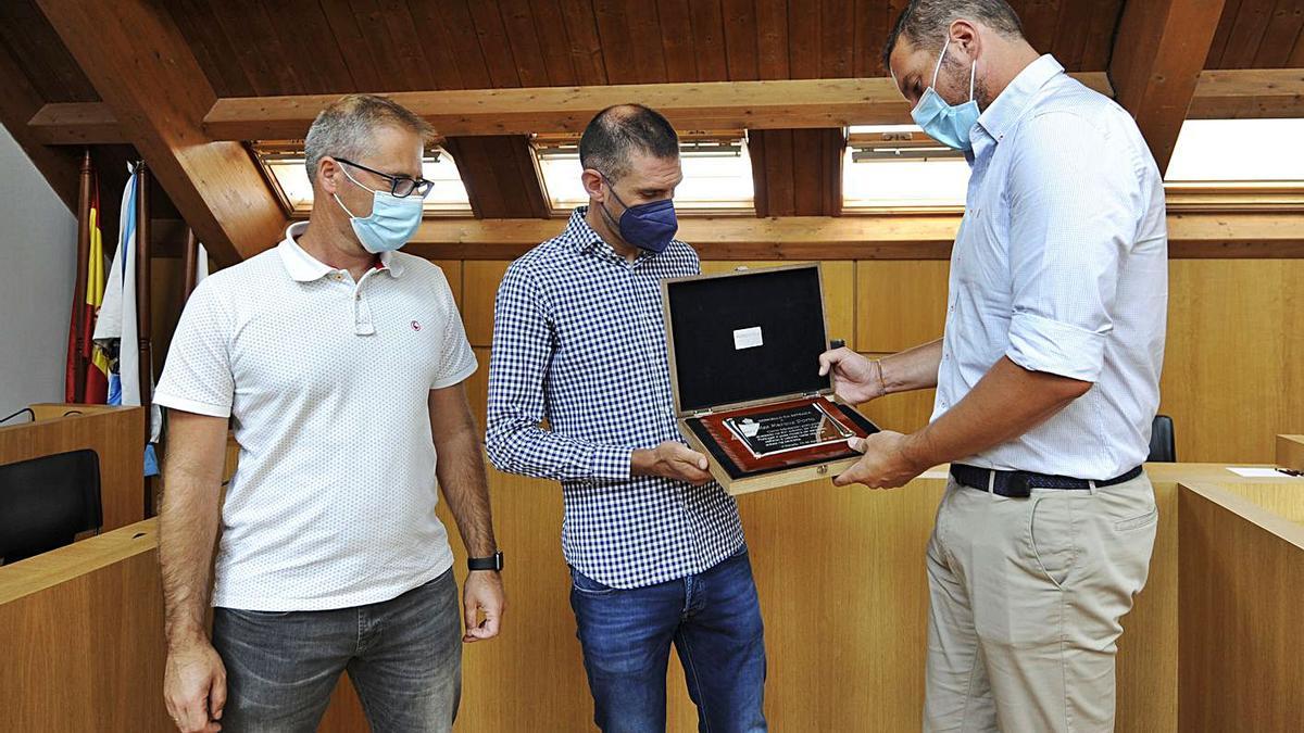 Ismael Pena, Álex Marque y José López, ayer, en el acto celebrado en el consistorio. |  // BERNABÉ/JAVIER LALÍN