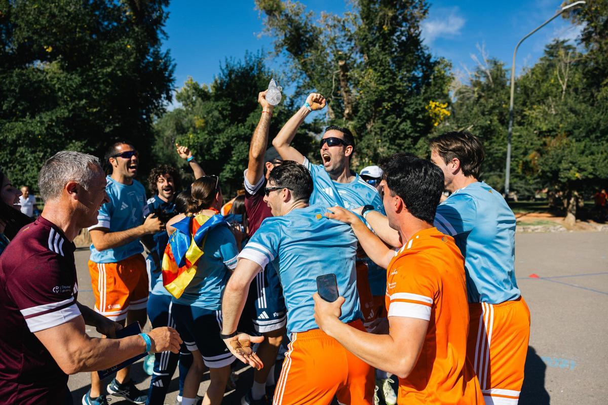 La Selecció Valenciana s'abraça en la celebració del campionat del món de llargues
